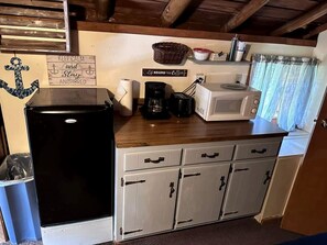 Fridge, microwave, coffee/tea maker, toaster - Cozy Log Cabin for a Peaceful Getaway in Markleysburg, Pennsylvania (Markleysburg)