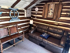TV, fireplace - Cozy Log Cabin for a Peaceful Getaway in Markleysburg, Pennsylvania (Markleysburg)