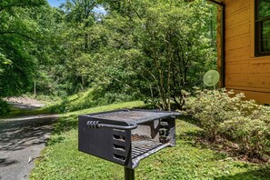 Property grounds - Rustic Wooden Cabin with Hot-tub in Sevierville, Tennessee (Sevierville)