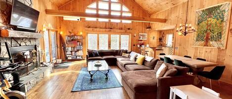 Televisión, chimenea, mesa de ping pong, estéreo