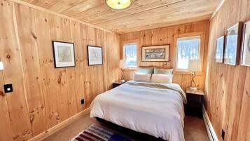 4 bedrooms, desk, iron/ironing board, WiFi