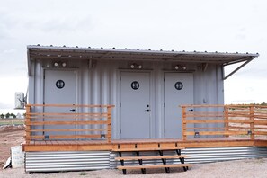 المنشأة من الخارج