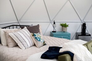 1 bedroom, bed sheets