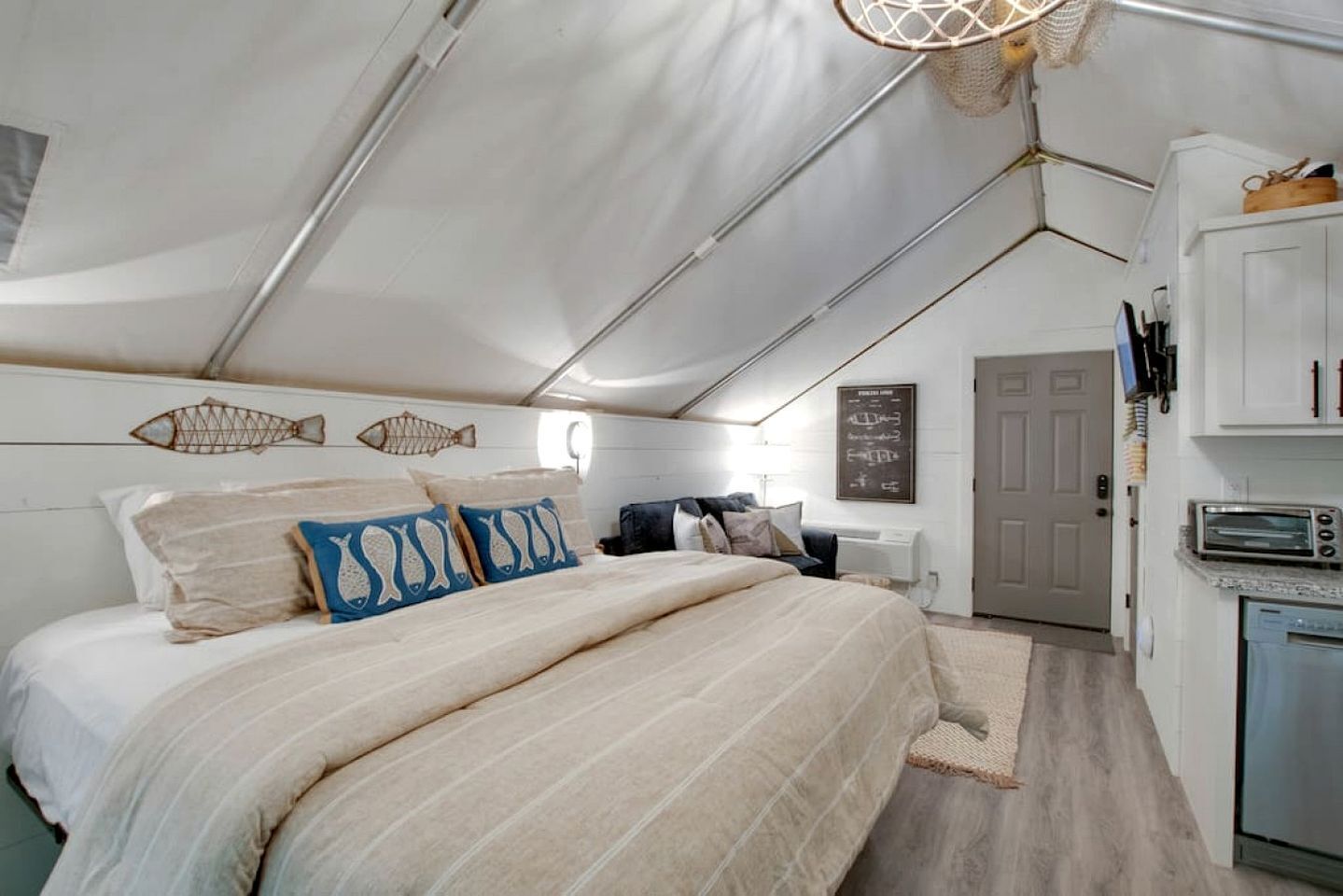 1 bedroom, desk, WiFi, bed sheets