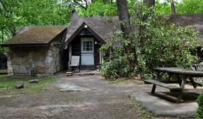 Outdoor dining - Peaceful Log Cabin for a Romantic Escape in Markleysburg, Pennsylvania (Markleysburg)