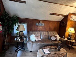 TV, fireplace - Peaceful Log Cabin for a Romantic Escape in Markleysburg, Pennsylvania (Markleysburg)
