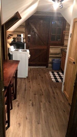 Fridge, microwave, oven, stovetop - Peaceful Log Cabin for a Romantic Escape in Markleysburg, Pennsylvania (Markleysburg)