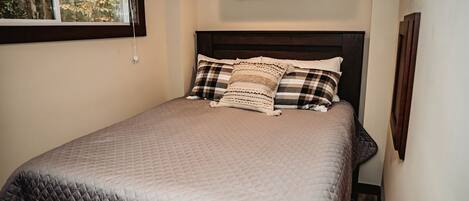 1 bedroom, desk, WiFi, bed sheets