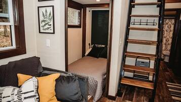 1 bedroom, desk, WiFi, bed sheets