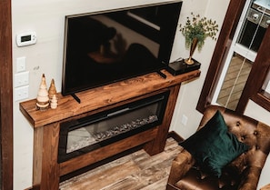 Televisión y chimenea 
