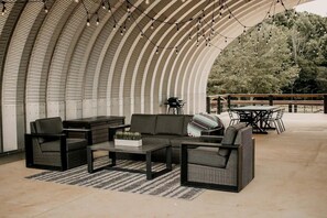 Outdoor dining - Incredible Safari Tent Perfect for Family Getaways in Erwin, Tennessee (Erwin)