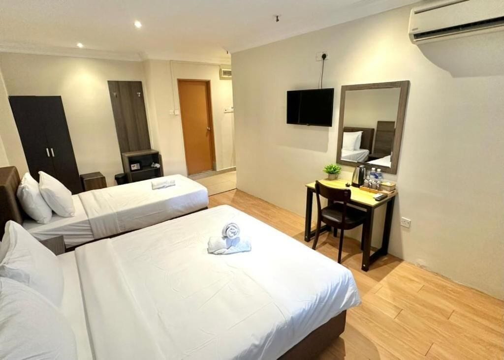 Deluxe Triple Room | Desk, iron/ironing board, free WiFi