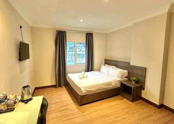 Deluxe Double Room | Desk, iron/ironing board, free WiFi