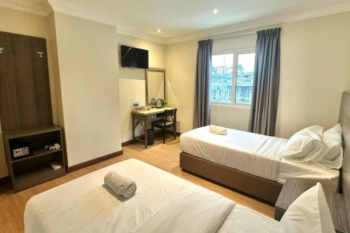 Habitación Deluxe con 1 cama doble o 2 individuales | Escritorio, tabla de planchar con plancha, wifi gratis
