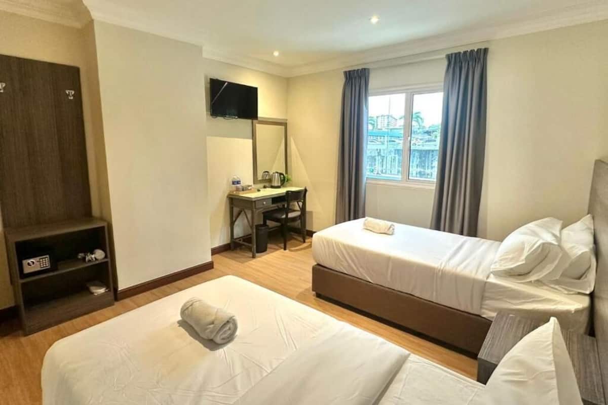 Deluxe Double or Twin Room | Desk, iron/ironing board, free WiFi