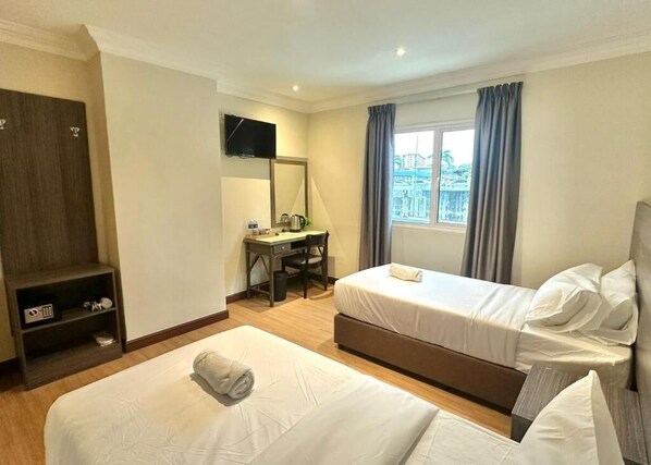 Deluxe Double or Twin Room | Desk, iron/ironing board, free WiFi