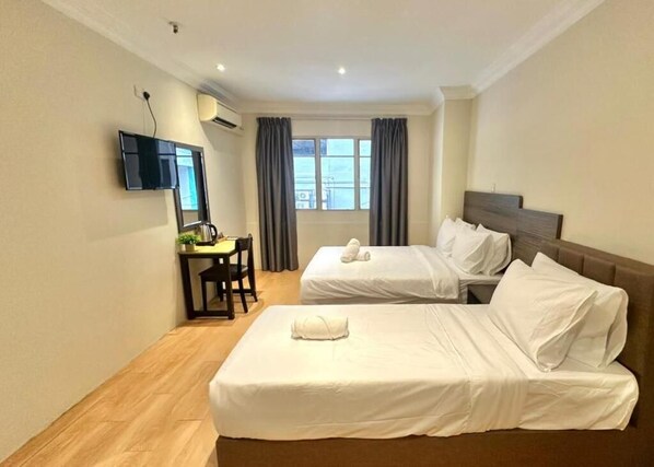 Deluxe Triple Room | Desk, iron/ironing board, free WiFi - Swing & Pillows at Bukit Bintang City (Kuala Lumpur)