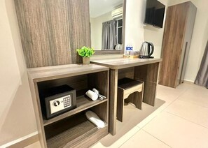 مكتب ومكواة/لوح كي وواي فاي مجانًا