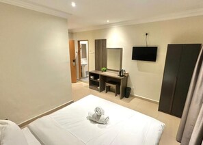 مكتب ومكواة/لوح كي وواي فاي مجانًا