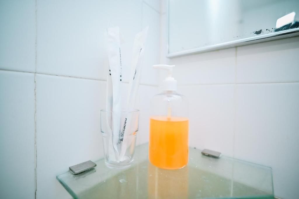 Habitación triple estándar | Baño | Regadera, toallas, jabón, shampoo 