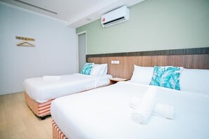 Standard Triple Room | Desk, iron/ironing board, free WiFi - Swing & Pillows at Chinatown (Kuala Lumpur)