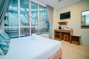 Deluxe Double Room | Desk, iron/ironing board, free WiFi - Swing & Pillows at Chinatown (Kuala Lumpur)
