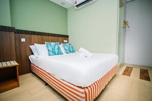 Standard Double Room | Meja, seterika/papan seterika, Wi-fi percuma 