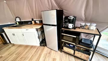 コーヒー / ティーメーカー、冷蔵庫、電子レンジ、調理器具と食器