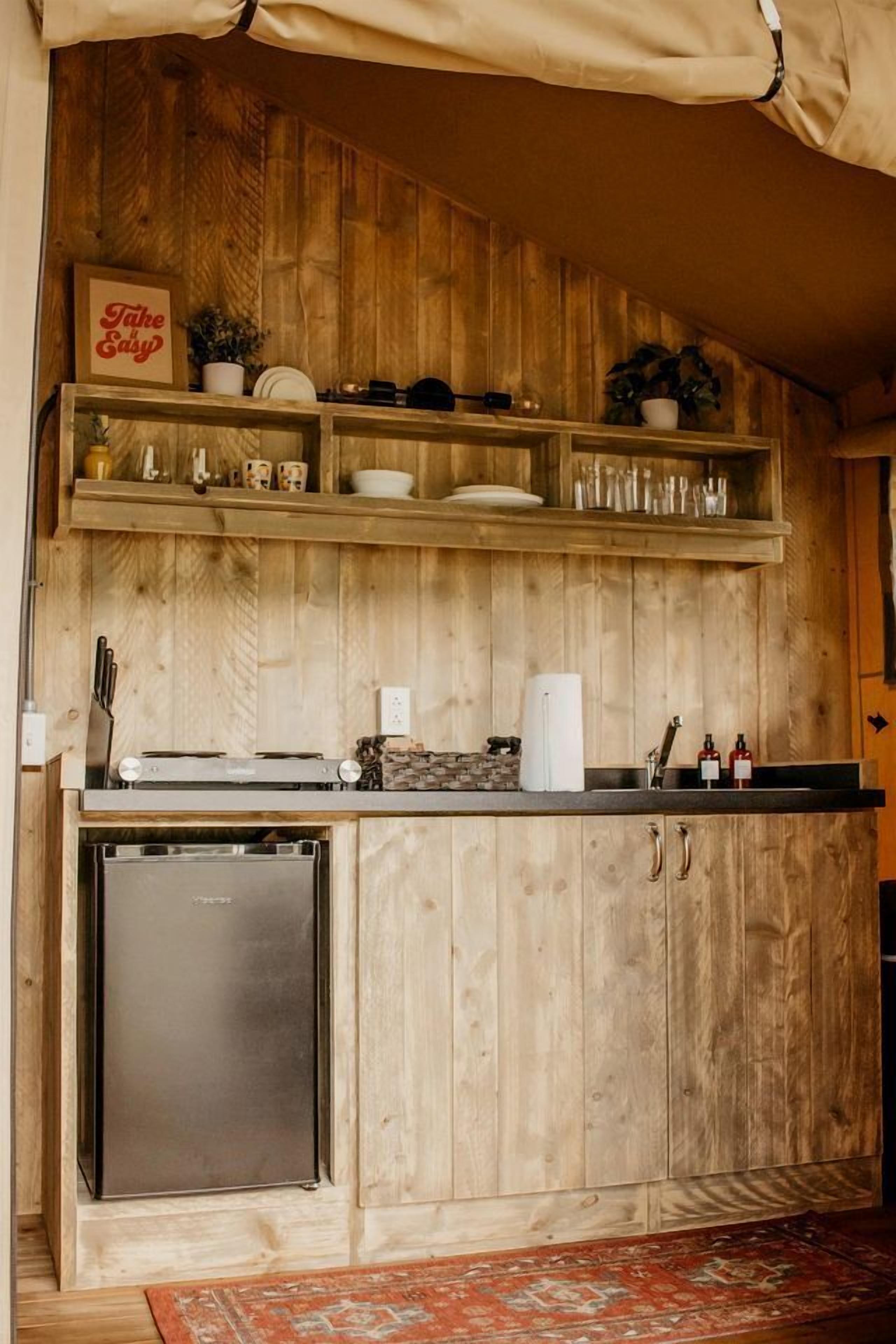 Cafetera y tetera, refrigerador, parrilla de estufa y tostadora 