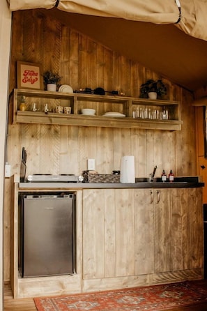 Coffee/tea maker, fridge, stovetop, toaster