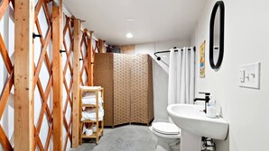Hair dryer, towels, toilet paper - Peaceful Hillside Yurt with Countryside Views in Idaho (Lava Hot Springs)