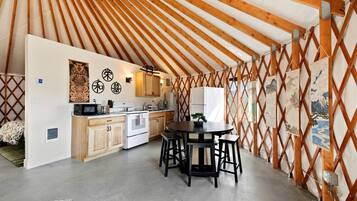 Réfrigérateur, plaque de cuisson, cafetiÚre/bouilloire