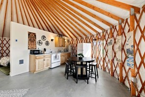 Réfrigérateur, plaque de cuisson, cafetière/bouilloire