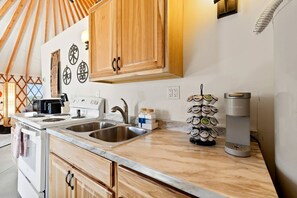 Coffee/tea maker, fridge, oven, stovetop