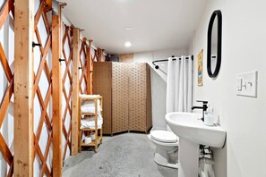 Hair dryer, towels, toilet paper - Peaceful Hillside Yurt with Countryside Views in Idaho (Lava Hot Springs)