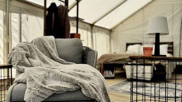 1 bedroom, bed sheets