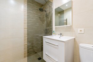 Douche, sèche-cheveux, serviettes fournies