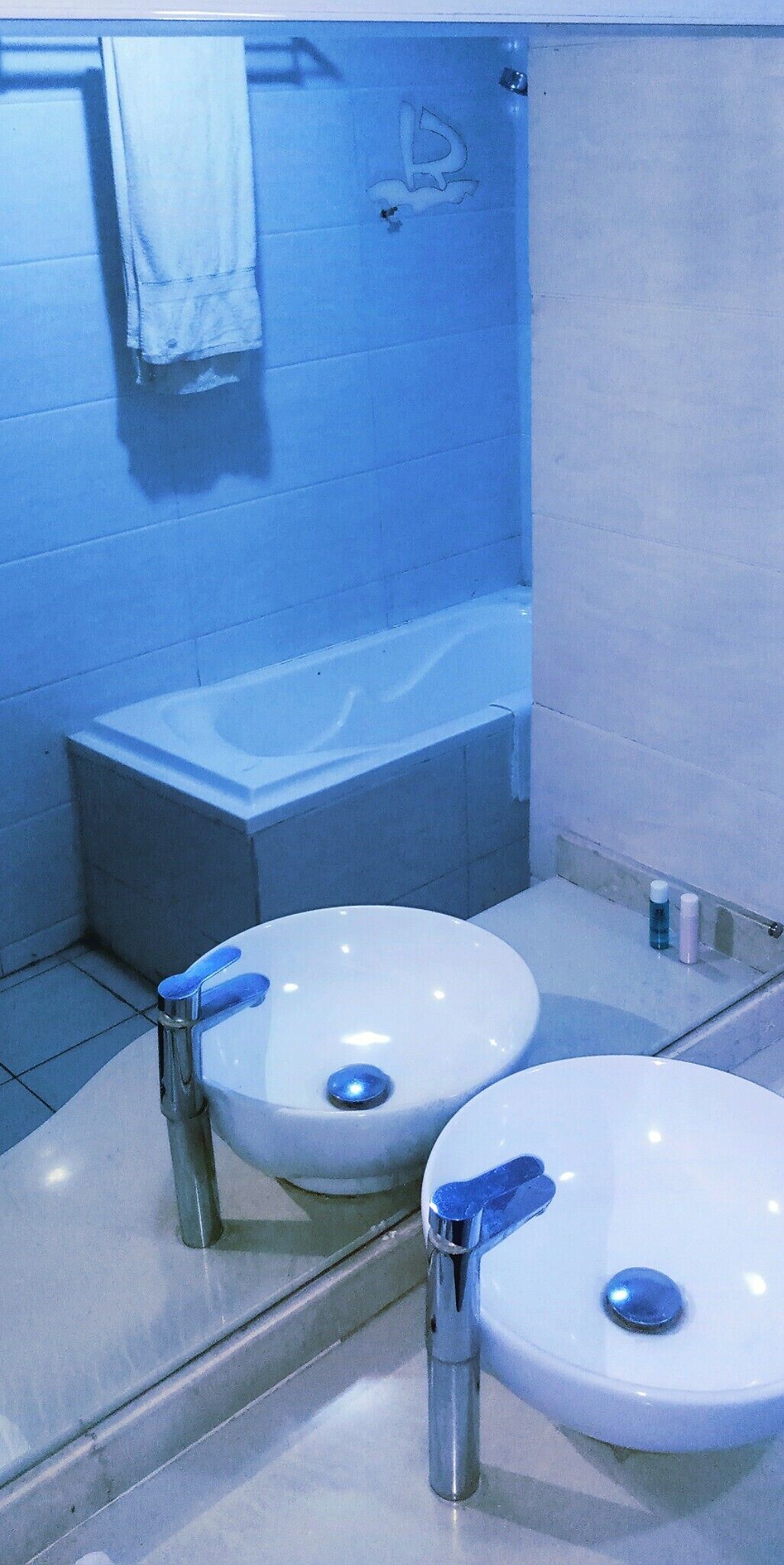 Habitación individual de lujo, vista a la ciudad | Baño | Tina y regadera independientes, amenidades de baño gratuitas, pantuflas 