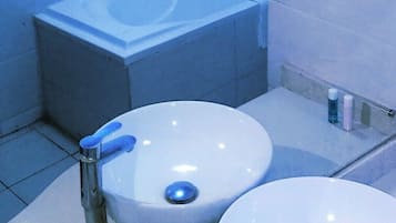 Yhden hengen luksushuone, kaupunkinäköala | Kylpyhuone | Erillinen kylpyamme ja suihku, ilmaiset hygieniatuotteet, tohvelit