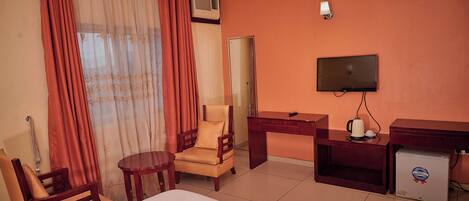 Lyxigt enkelrum - utsikt mot staden | Skrivbord och gratis wi-fi