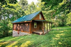 Exterior - Rustic Cabin with Jacuzzi Surrounded by Nature in Ohio (Rockbridge)