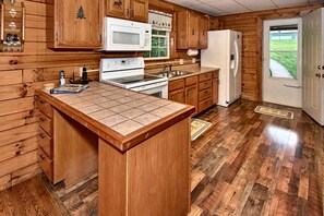 Private kitchen - Rustic Cabin with Jacuzzi Surrounded by Nature in Ohio (Rockbridge)