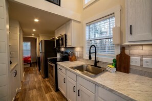 Fridge, microwave, stovetop, coffee/tea maker - The Getaway at The Retreat in Monteagle, TN (Monteagle)