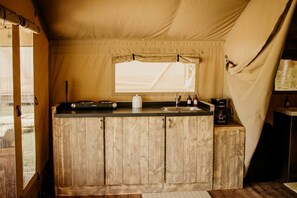 Een koelkast, een kookplaat, een koffiezetapparaat/waterkoker