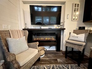 Televisión y chimenea 