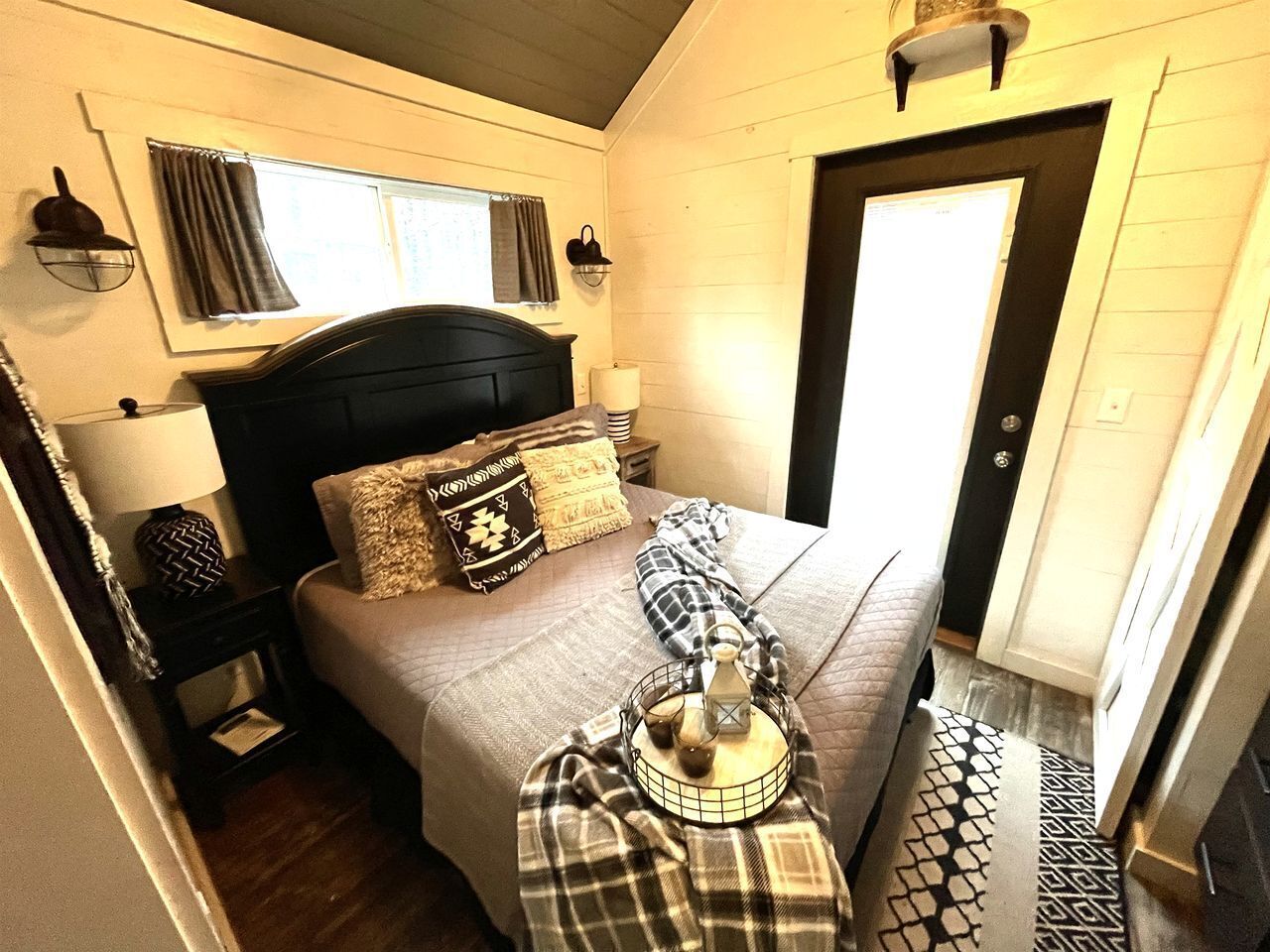1 bedroom, desk, WiFi, bed sheets