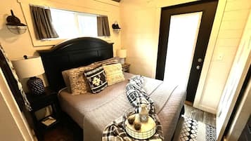 1 bedroom, desk, WiFi, bed sheets