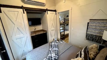 1 bedroom, desk, WiFi, bed sheets