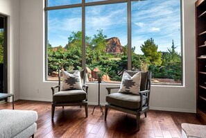 A room with two armchairs, a small table, and a bookshelf. - Intimate Wonderful Rental with Jacuzzi in Arizona (Sedona)