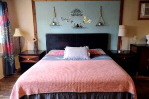 1 habitación, escritorio, tabla de planchar con plancha y ropa de cama 